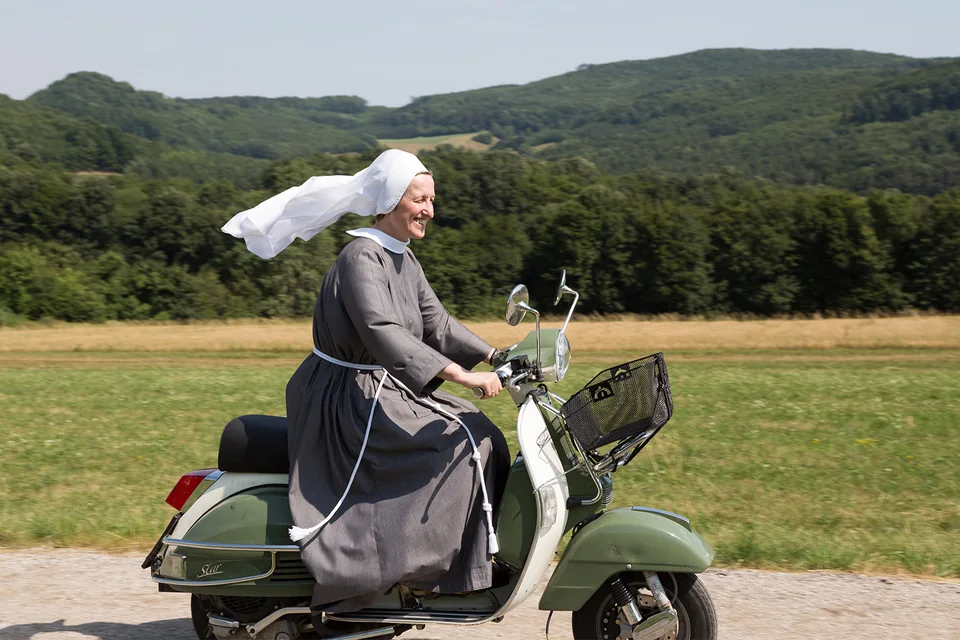 Franziskanerin auf einer Vespa als Vorschaubild für das Fallbeispiel